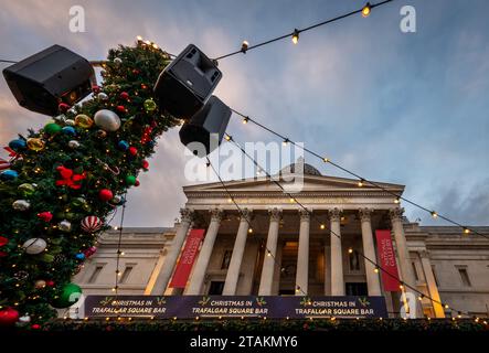 Londres, Royaume-Uni - novembre 20 2023 : la National Gallery à Trafalgar Square, Londres. Décorations au marché de Noël de Trafalgar Square au premier plan. Banque D'Images