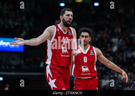 Nikola Mirotic #33 de EA7 Emporio Armani Milan (G) et Maodo Lo #0 de EA7 Emporio Armani Milan (D) réagissent lors du match de la saison régulière de Turkish Airlines Euroleague Round 11 entre EA7 Emporio Armani Milan et Zalgiris Kaunas au Mediolanum Forum. Score final ; EA7 Milan 70 : 83 Zalgiris. Banque D'Images