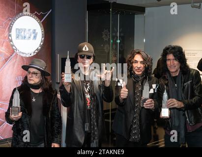 Eric Singer, Gene Simmons, Paul Stanley, Tommy Thayer de KISS band assistent à l'éclairage cérémoniel de l'Empire State Building à New York le 30 novembre 2023 pour célébrer le dernier concert du groupe au MSG Banque D'Images