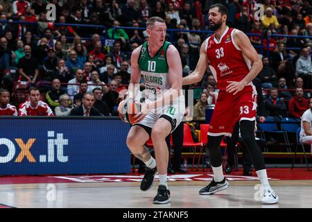 Rolands Smits #10 de Zalgiris Kaunas (G) est en compétition pour le ballon contre Nikola Mirotic #33 de EA7 Emporio Armani Milan (D) lors du match de la saison régulière 11 de Turkish Airlines Euroleague entre EA7 Emporio Armani Milan et Zalgiris Kaunas au Mediolanum Forum. Score final ; EA7 Milan 70 : 83 Zalgiris. Banque D'Images