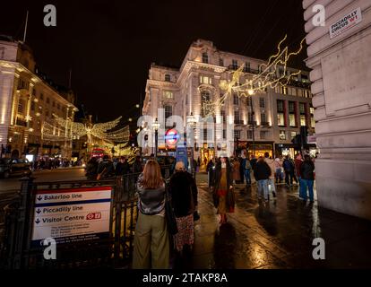 Londres, Royaume-Uni - novembre 20 2023 : personnes autour de l'entrée de la station de métro Piccadilly Circus à la jonction de Piccadilly et Piccadilly Circus. Banque D'Images