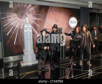 New York, New York, États-Unis. 30 novembre 2023. Eric Singer, Gene Simmons, Paul Stanley, Tommy Thayer de KISS BAND assistent à l'éclairage cérémoniel de l'Empire State Building à New York le 30 novembre 2023 pour célébrer le dernier concert du groupe au MSG (image de crédit : © Lev Radin/ZUMA Press Wire) POUR USAGE ÉDITORIAL UNIQUEMENT ! Non destiné à UN USAGE commercial ! Banque D'Images