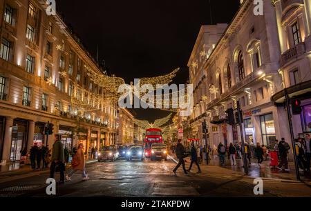 Londres, Royaume-Uni - novembre 20 2023 : Regent Street St James's dans le centre de Londres avec des lumières de Noël. Vu de Piccadilly Circus avec les gens et la circulation. Banque D'Images