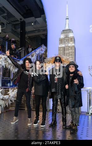 New York, États-Unis. 30 novembre 2023. Tommy Thayer, Paul Stanley, Gene Simmons, Eric Singer de KISS band assistent à l'éclairage cérémoniel de l'Empire State Building à New York le 30 novembre 2023 pour célébrer le dernier concert du groupe au Madison Square Garden. Band a reçu une proclamation du maire de la ville déclarant le 3 décembre Journée DU KISS. (Photo de Lev Radin/Sipa USA) crédit : SIPA USA/Alamy Live News Banque D'Images