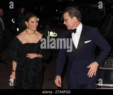 Londres, Angleterre. ROYAUME-UNI. 30 novembre 2023. La princesse Victoria de Suède et son mari le prince Daniel assistent à la Royal Variety Performance 2023 à Banque D'Images