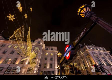 Londres, Royaume-Uni - novembre 20 2023 : bâtiments sur Piccadilly Circus et Regent Street St James Avec lumières de Noël et station de métro Piccadilly Circus Banque D'Images