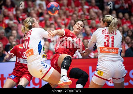 La danoise Helena Elver dans un match avec la serbe Jovana Jovovic et Katarina Bojicic lors du match de coupe du monde entre le Danemark et la Serbie du groupe E lors du Championnat du monde IHF en handball féminin dans la ronde préliminaire du Jyske Bank Boxen à Herning le vendredi 1 décembre 2023. (Photo : Bo Amstrup/Ritzau Scanpix) Banque D'Images