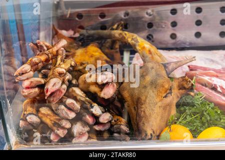 Houmt Souk, Djerba, Médenine, Tunisie. Pieds de chèvre et tête chez un boucher shopt dans un marché au Souk de Houmt. Banque D'Images