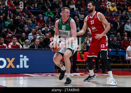 Milan, Italie. 30 novembre 2023. Rolands Smits #10 de Zalgiris Kaunas (G) est en compétition pour le ballon contre Nikola Mirotic #33 de EA7 Emporio Armani Milan (D) lors du match de la saison régulière 11 de Turkish Airlines Euroleague entre EA7 Emporio Armani Milan et Zalgiris Kaunas au Mediolanum Forum. Score final ; EA7 Milan 70 : 83 Zalgiris. (Photo de Fabrizio Carabelli/SOPA Images/Sipa USA) crédit : SIPA USA/Alamy Live News Banque D'Images