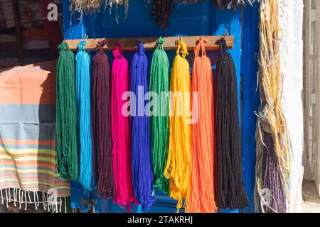 Houmt Souk, Djerba, Médenine, Tunisie. Une petite boutique vendant des tissus et des tapis au Souk Houmt. Banque D'Images