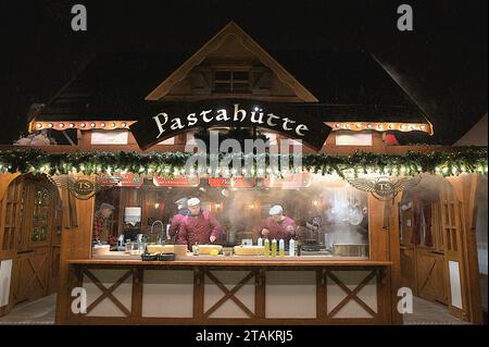 Pastahütte à un marché de Noël au château de Charlottenburg, alors qu'il neige à Berlin, en Allemagne Banque D'Images