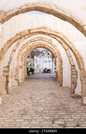 Houmt Souk, Djerba, Médenine, Tunisie. Passage voûté dans le Souk Houmt. Banque D'Images