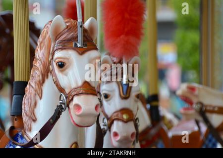 Le manège vintage avec des chevaux et des plumes est amusant pour les enfants sur le rverfront de Perth, en Australie occidentale Banque D'Images