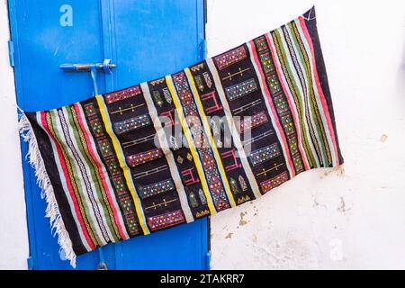 Houmt Souk, Djerba, Médenine, Tunisie. Tapis tissé coloré au Houmt Souk. Banque D'Images