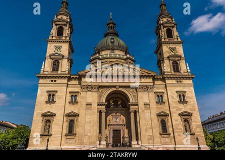 Une vue sur la place St Stephens vers la basilique qui porte le même nom en été Banque D'Images