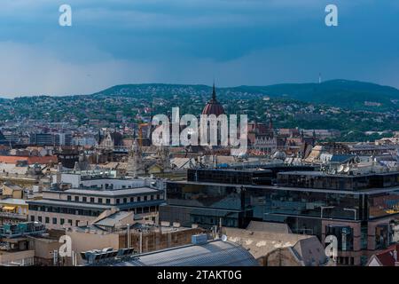 Une vue depuis la basilique St Stephens à travers les toits vers le Parlement en été Banque D'Images