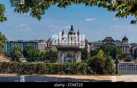 Une vue sur le Danube et le pont des chaînes à Budapest encadrée par des arbres en été Banque D'Images