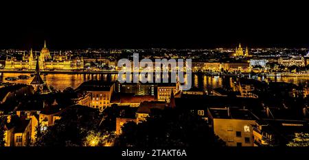 La vue depuis le Bastion des pêcheurs vers le Parlement et St Stephens Basicilica à travers le Danube à Budapest la nuit pendant s Banque D'Images