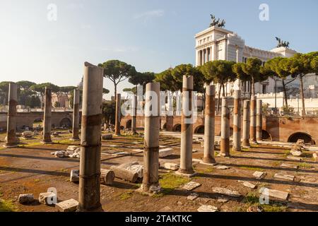 Foro Traiano, vestiges d'un forum romain construit au 2e siècle, avec une colonne érigée pour célébrer la victoire sur Dacie. Rome, Italie. Banque D'Images