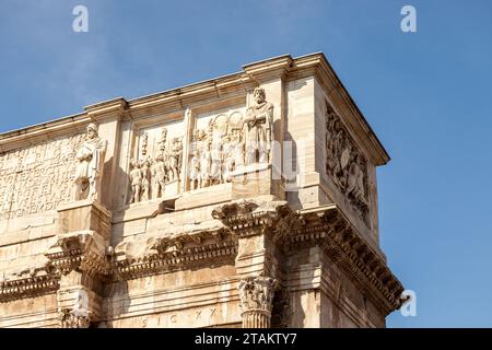 Détail de l'Arc de Triomphe de Constantin, situé entre le Colisée et le Palatin. Rome, Italie. Banque D'Images