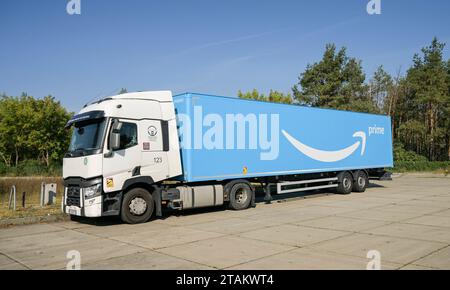 Amazon LKW, Parkplatz, Brandenburg, Deutschland *** camion Amazon, parking, Brandenburg, Allemagne crédit : Imago/Alamy Live News Banque D'Images