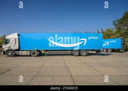 Amazon LKW, Parkplatz, Brandenburg, Deutschland *** camion Amazon, parking, Brandenburg, Allemagne crédit : Imago/Alamy Live News Banque D'Images