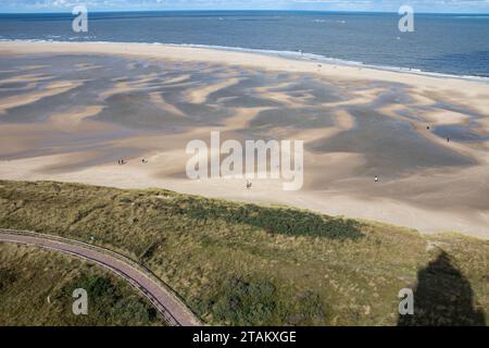 Vue aérienne sur les dunes, les randonneurs sur la plage, les marais de la pointe nord de l'île Texel et la mer du Nord. Texel, Hollande du Nord, pays-Bas Banque D'Images