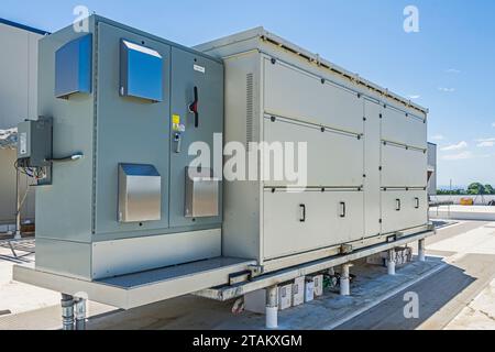 Le carter de compresseur avec portes fermées sur le toit d'un entrepôt de stockage frigorifique de CO2 (réfrigération industrielle) Banque D'Images