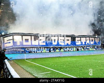 Hambourg, Deutschland. 01 décembre 2023. Ventilateurs Banner der HSV. GER, FC St. Pauli vs Hamburger SV, Fussball, 2.Bundesliga, Spieltag 15, Spielzeit 2023/2024, 01.12.2023 photo : Eibner-Pressefoto/ Stephanie Zerbe LES RÈGLEMENTS DFB/DFL INTERDISENT TOUTE UTILISATION DE PHOTOGRAPHIES COMME SÉQUENCES D'IMAGES ET/OU QUASI-VIDÉO/dpa/Alamy Live News Banque D'Images