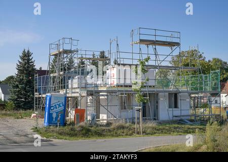 Baustelle, Neubau Einfamilienhaus, Neubaugebiet am Rüggen Ost, Melchow am Rügen, Brandenburg, Deutschland *** chantier, nouvelle construction maison individuelle, zone de développement Am Rüggen Ost, Melchow am Rügen, Brandenburg, Allemagne crédit : Imago/Alamy Live News Banque D'Images