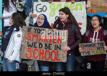 Cardiff, pays de Galles, Royaume-Uni, 15 mars 2019. Des étudiants et des jeunes protestent lors d'une grève de l'école pour réclamer des actions sur le changement climatique, en partie dans un ma Banque D'Images