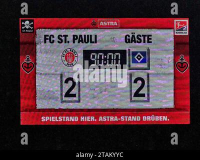 Hambourg, Deutschland. 01 décembre 2023. Stand St.Pauli - HSV. Es steht 2:2, Unentschieden. GER, FC St. Pauli vs Hamburger SV, Fussball, Bundesliga, Spieltag 15, Spielzeit 2023/2024, 01.12.2023 photo : Eibner-Pressefoto/ Stephanie Zerbe LES RÈGLEMENTS DFB/DFL INTERDISENT TOUTE UTILISATION DE PHOTOGRAPHIES COMME SÉQUENCES D'IMAGES ET/OU QUASI-VIDÉO/dpa/Alamy Live News Banque D'Images