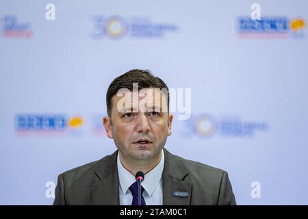 Conclusion de la 30e réunion du Conseil ministériel de l'OSCE : le Président Bujar Osmani (en photo), le nouveau Président maltais Ion Borg (non en photo) et la Secrétaire générale de l'OSCE Helga Maria Shmid (non en photo) ont tenu une conférence de presse conjointe au Centre sportif Boris Trajkovski à Skopje, Macédoine du Nord, le vendredi 1 décembre 2023. (VX photo/ Vudi Xhymshiti) Banque D'Images