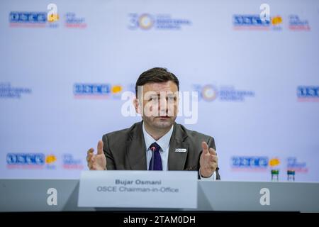 Conclusion de la 30e réunion du Conseil ministériel de l'OSCE : le Président Bujar Osmani (en photo), le nouveau Président maltais Ion Borg (non en photo) et la Secrétaire générale de l'OSCE Helga Maria Shmid (non en photo) ont tenu une conférence de presse conjointe au Centre sportif Boris Trajkovski à Skopje, Macédoine du Nord, le vendredi 1 décembre 2023. (VX photo/ Vudi Xhymshiti) Banque D'Images