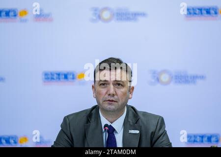 Conclusion de la 30e réunion du Conseil ministériel de l'OSCE : le Président Bujar Osmani (en photo), le nouveau Président maltais Ion Borg (non en photo) et la Secrétaire générale de l'OSCE Helga Maria Shmid (non en photo) ont tenu une conférence de presse conjointe au Centre sportif Boris Trajkovski à Skopje, Macédoine du Nord, le vendredi 1 décembre 2023. (VX photo/ Vudi Xhymshiti) Banque D'Images