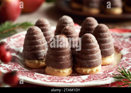 Gros plan de ruches maison ou de nids de guêpes - biscuits de Noël tchèques traditionnels sans cuisson sur une assiette vintage Banque D'Images