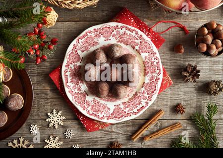 Ruches ou nids de guêpes - biscuits de Noël tchèques traditionnels sans cuisson sur une assiette vintage, vue de dessus Banque D'Images