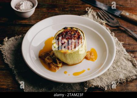 Portion de courgettes cuites au four farcies de bœuf haché servie sur assiette Banque D'Images