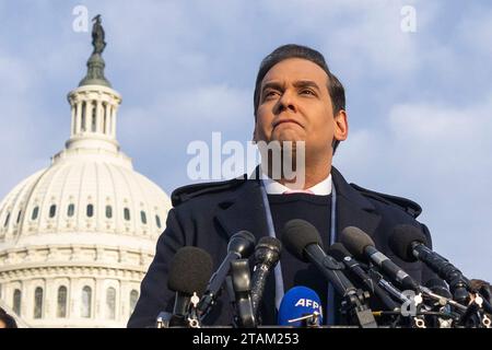 Washington, États-Unis. 30 novembre 2023. La photo prise le 30 novembre 2023 montre le républicain New-yorkais George Santos parlant devant le Capitole à Washington, DC, aux États-Unis. La Chambre des représentants des États-Unis a voté vendredi pour expulser George Santos du Congrès pour les mensonges, les scandales et les crimes présumés de financement de campagne. Crédit : Aaron Schwartz/Xinhua/Alamy Live News Banque D'Images