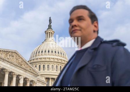 Washington, États-Unis. 30 novembre 2023. La photo prise le 30 novembre 2023 montre le bâtiment du Capitole derrière le républicain New-yorkais George Santos à Washington, DC, aux États-Unis. La Chambre des représentants des États-Unis a voté vendredi pour expulser George Santos du Congrès pour les mensonges, les scandales et les crimes présumés de financement de campagne. Crédit : Aaron Schwartz/Xinhua/Alamy Live News Banque D'Images