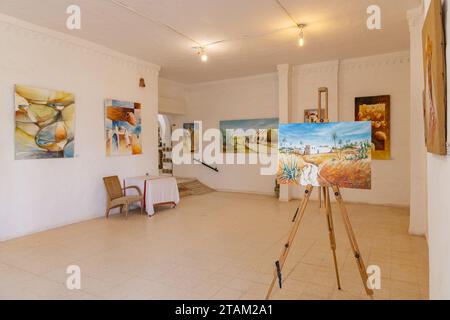 Djerba, Médenine, Tunisie. 15 mars 2023. Peintures au musée Guellala à Djerba. Banque D'Images