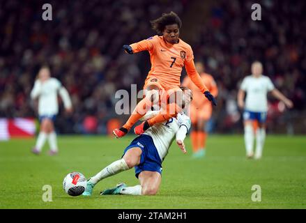 La néerlandaise Lineth Beerensteyn (à gauche) et l'anglaise Lucy Bronze se disputent le ballon lors du match du Groupe A1 de la Ligue des Nations féminines de l'UEFA au stade de Wembley, à Londres. Date de la photo : Vendredi 1 décembre 2023. Banque D'Images