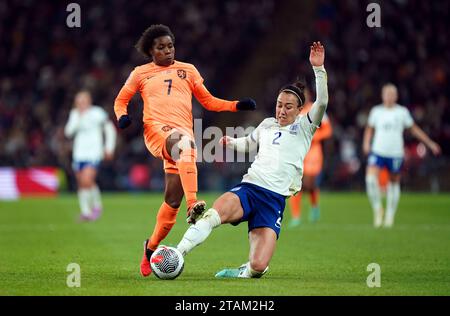 La néerlandaise Lineth Beerensteyn (à gauche) et l'anglaise Lucy Bronze se disputent le ballon lors du match du Groupe A1 de la Ligue des Nations féminines de l'UEFA au stade de Wembley, à Londres. Date de la photo : Vendredi 1 décembre 2023. Banque D'Images