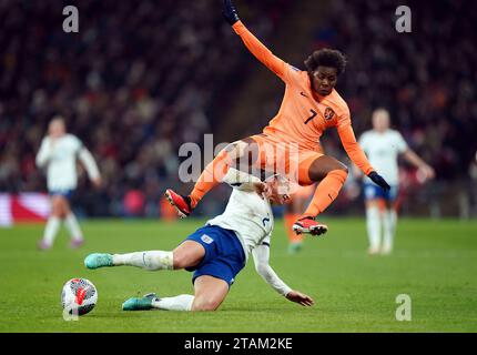 La néerlandaise Lineth Beerensteyn (à gauche) et l'anglaise Lucy Bronze se disputent le ballon lors du match du Groupe A1 de la Ligue des Nations féminines de l'UEFA au stade de Wembley, à Londres. Date de la photo : Vendredi 1 décembre 2023. Banque D'Images