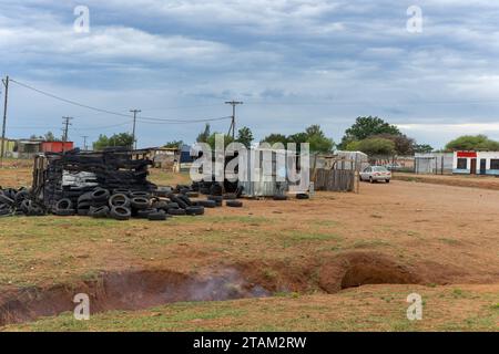 township informel, bidonville faite de tôles ondulées et de gradins, fossé fumant devant Banque D'Images