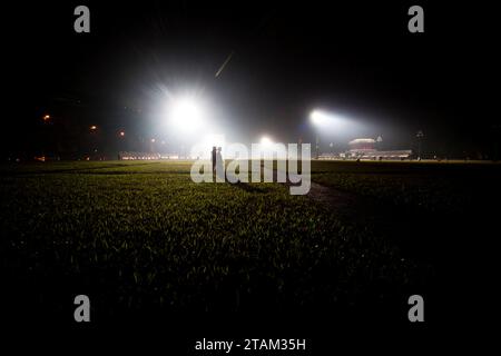 Les Vietnamiens traînent le soir au Mausolée Ho Chi Minh à Hanoi, Vietnam, Asie Banque D'Images