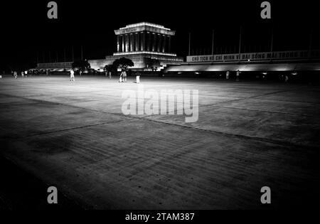 Les Vietnamiens traînent le soir au Mausolée Ho Chi Minh à Hanoi, Vietnam, Asie Banque D'Images