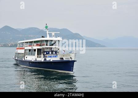 Le ferry Camoscio arrive à l'embarcadère de Stresa sur le lac majeur. Construit en 1972, il est l'un des six navires de la classe Alpino. Banque D'Images