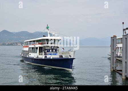 Le ferry Camoscio arrive à l'embarcadère de Stresa sur le lac majeur. Construit en 1972, il est l'un des six navires de la classe Alpino. Banque D'Images