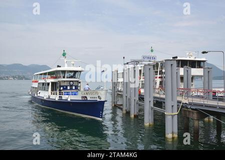 Le ferry Camoscio arrive à l'embarcadère de Stresa sur le lac majeur. Construit en 1972, il est l'un des six navires de la classe Alpino. Banque D'Images